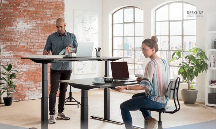 Postes de travail assis-debout électriques Linak, installés dans un espace de bureau